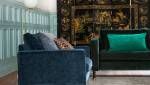 Canapé velours bleu nuit et coussin émeraude dans un salon