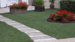 terrasse gazon synthétique avec pas japonais