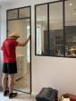 Verrières d'atelier pour une cuisine de charme, maison rénovée dans la région de Lyon