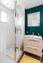 Salle de bain rénovée avec douche ouverte - Saint-Jean d'Angély 17