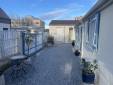 Maison avec l'extension en L au fond (Luc-sur-Mer 14530)
