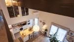 Création d'une mezzanine au dessus de la cuisine et installation de deux verrières acier blanches