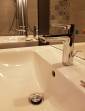 plan de toilette , vasque céramique pour plus de durabilité et robinetterie démarrage eau froide 