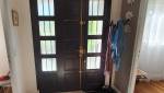 Porte d'entrée (avant) : Remplacement de la porte d'entrée pour améliorer l'isolation thermique de la maison