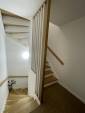 Escalier mains courantes tasseaux blanc et bois pour accès au comble aménagé (Yerres 91330)
