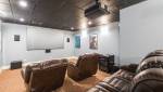 Home cinéma avec fauteuils et projecteur