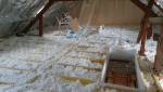 Isolation des combles : soufflage de laine minérale : Isolation thermique des combles par soufflage de laine minérale pour une maison énergétique optimisée