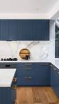 Cuisine bleue cobalt avec crédence effet marbre