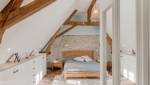 Aménager une chambre mansardée avec poutres apparentes et grand placard encastré - Rochefort 17