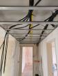 Distribution du réseau électrique sous faux plafond dans un appartement à Saint Quay Portrieux