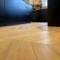 Nouvelle cuisine rénovée avec carrelage imitation parquet posé en chevrons - Roussay 49
