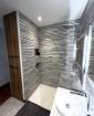 la douche à l'italienne, avec les petites niches bien pratiques, et le meuble colonne sur-mesure