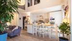Cuisine ouverte sur le salon avec sa nouvelle mezzanine à l'étage