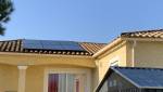 Maison avec panneaux photovoltaiques sur le toit 