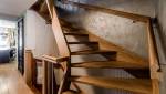 Un escalier en bois.