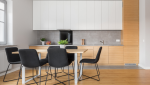 Cuisine ouverte avec une table pour manger