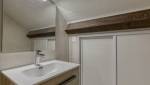meuble vasque imitation bois et rangements en sous pente