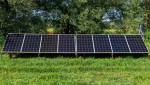 panneaux solaires photovoltaïques au sol terrain