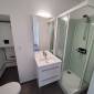 Salle de bain de deuxième studio avec cabine de douche