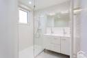 Rénovation complète de cet appartement en style blanc épuré, Champagne au Mont D'Or