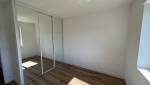 Chambre parentale avec son placard de rangement