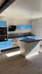 Pose de la nouvelle cuisine avec îlot central – Rénovation maison à Guichen