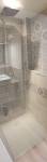Espace douche receveur extraplat, paroi pivotante, colonne de douche, faïence effet carreau de ciment