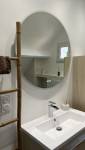 Pose d'un miroir rond grand format