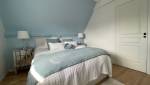 Chambre mansardée bleu et sa porte d'entrée