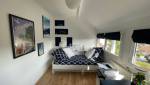 La chambre bureau avec le lit