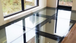 Plancher en verre noir