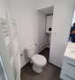 coin WC dans la salle de bain et chauffe eau électrique extraplat