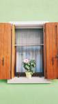 beaux volets en bois