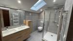 bel exemple d'aménagement d'une salle de bain dans les combles