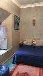 Tadelakt gris dans une chambre d'un Riad à Marrakech