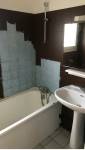 Salle de bain avant avec baignoire à Chamalières 