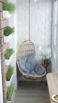 Loggia aménagée avec fauteuil suspendu et mur végétalisé - Rochefort 17