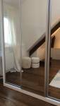 Installation de miroirs pour agrandir l'espace 