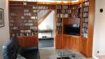 Bibliothèque avec faux plafond et éclairage indirect à Saint Louis