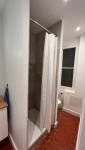 Salle de bain avec wc
