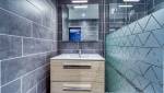 La petite salle de bain du rez-de-chaussée de chaussée - focus sur le meuble vasque