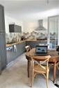 Cuisine rénovée et agrandie dans une villa de l’ouest lyonnais avec crédence carrelée et verrière d’atelier