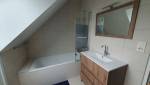 Rénovation de salle d’eau à Bruz terminée avec baignoire spacieuse