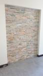 Entrée rénovée mur intérieur avec les pierres de parement