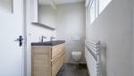 La salle de douche est équipée de tout le nécessaire