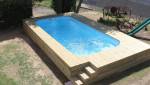 piscine hors sol avec habillage composite et escalier d'accès