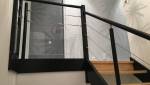 Escalier métal et bois avec garde-corps métal à lisses