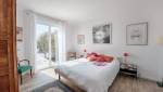 Chambre parentale donnant sur jardin avec salle de bain grand format attenant