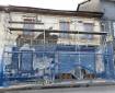 Chantier en cours : Les enduits existants ont été retirés par piquage