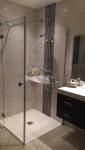 Salle de bain transformée en salle d'eau avec carrelage mural et receveur wedi façon douche italienne - Plomodiern (29550) 